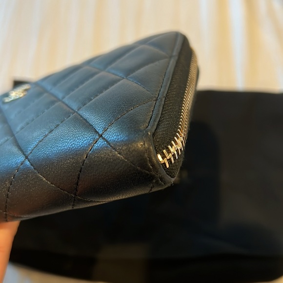 Chanel Black lambskin gusset wallet with pearl wrist chain - Picture 4 of 7